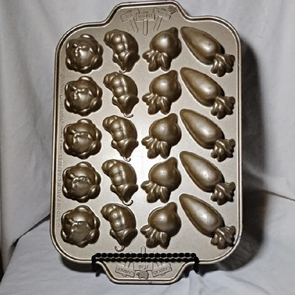 NordicWare Garden Patch Cakelet Pan